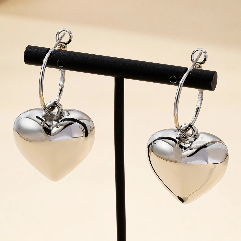 Un par de pendientes de moda para mujer en forma de corazón liso, oro - plata