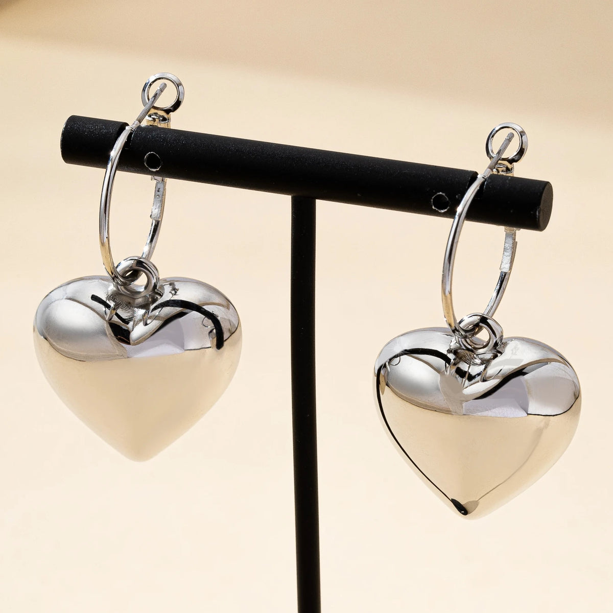 Un par de pendientes de moda para mujer en forma de corazón liso, oro - plata